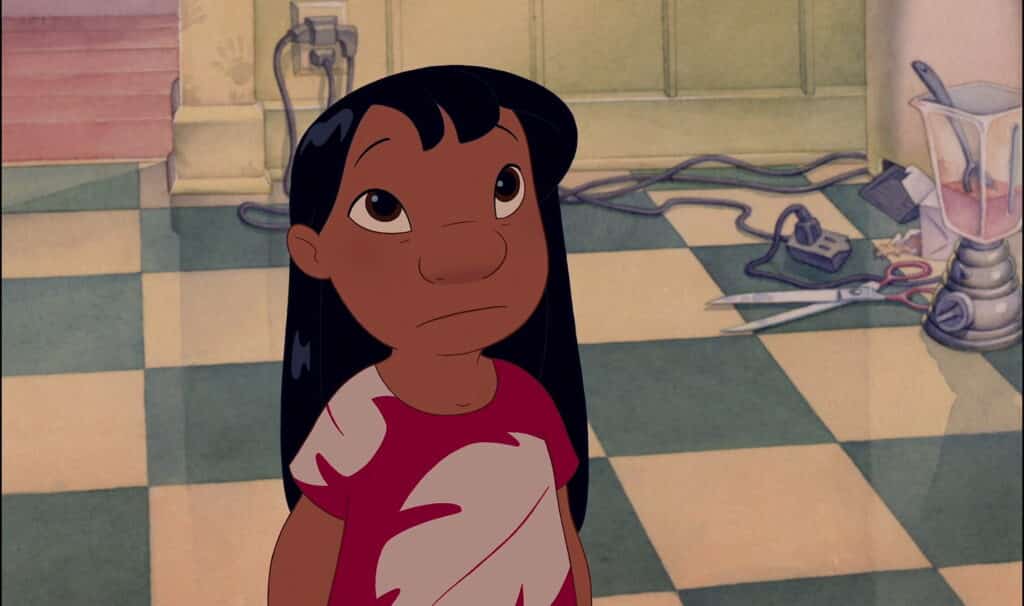 Image animée d'une jeune fille aux longs cheveux noirs et au t-shirt rouge, l'air concernée dans une pièce avec des objets et des outils éparpillés au sol, rappelant un style d'animation Disney.