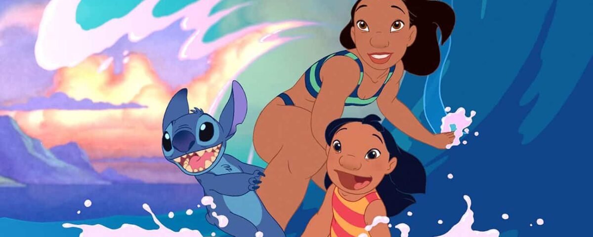 Animation de Lilo et Stitch surfant sur une vague avec Nani, souriant joyeusement sur fond de coucher de soleil vibrant.