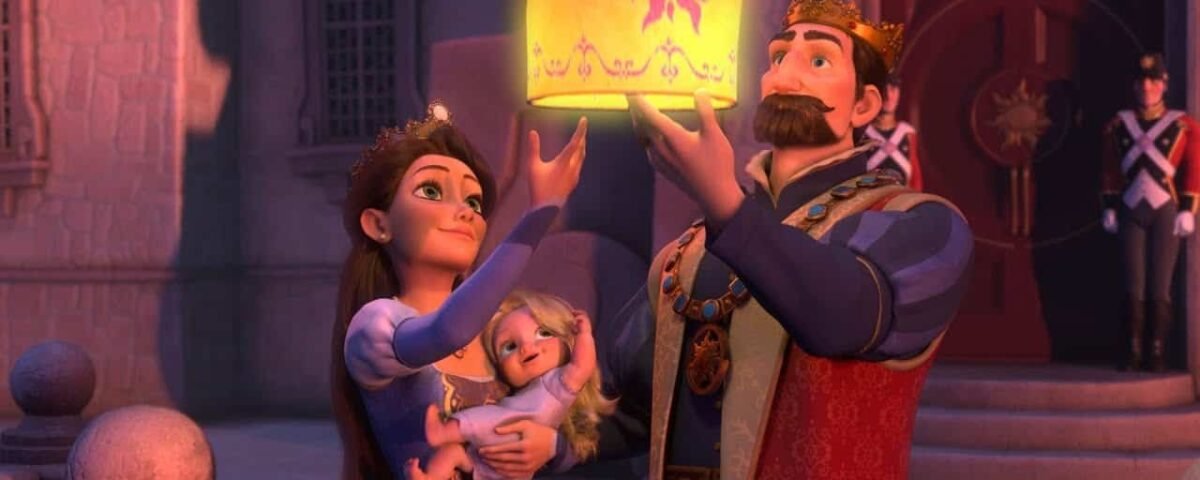 Une scène joyeuse tirée d'un film d'animation Disney montrant une jeune fille et un roi lâchant une lanterne lumineuse dans le ciel nocturne, avec un garde observant en arrière-plan.