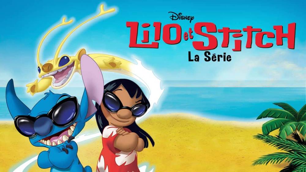 Image promotionnelle pour "Lilo & Stitch : The Series" de Disney mettant en vedette Stitch, Lilo et un autre personnage intrus sur une plage ensoleillée, avec le logo de la série affiché bien en évidence.