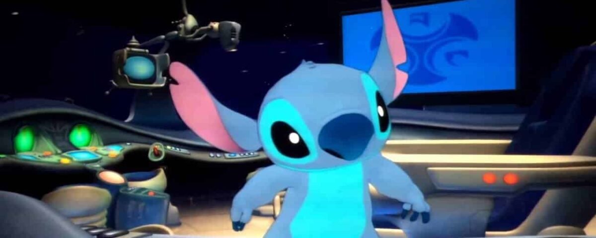 Stitch, un petit extraterrestre bleu du film d'animation Disney "Lilo et Stitch", se tient de manière ludique dans le cockpit d'un vaisseau spatial avec des panneaux lumineux et un moniteur affichant un motif de tourbillon bleu en arrière-plan.