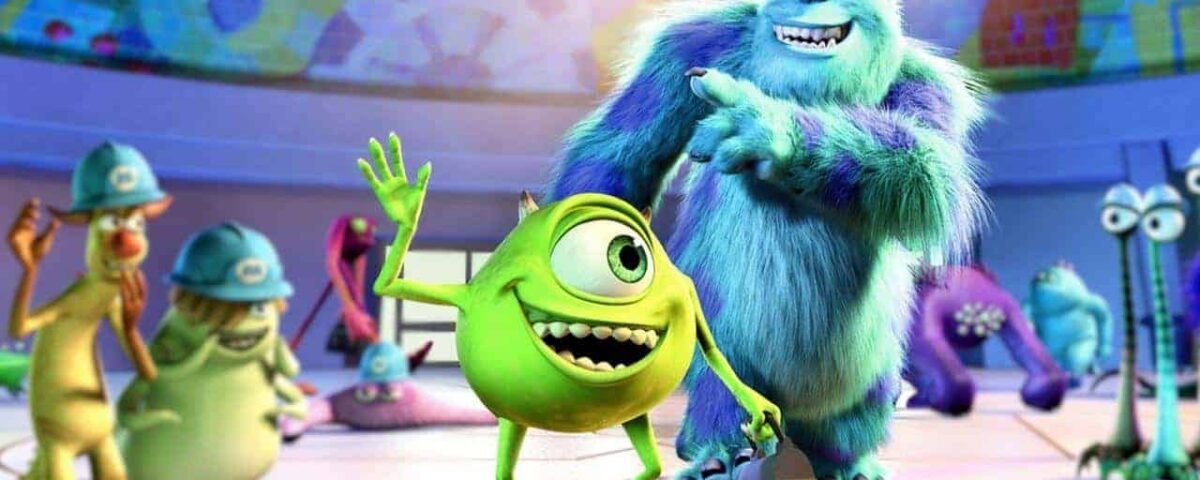Image animée colorée du film d'animation "Monstres et Compagnie" mettant en vedette Mike Wazowski et James P. Sullivan ("Sully"), debout joyeusement dans une pièce animée avec