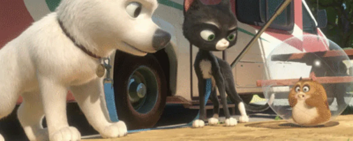 Image animée montrant un chien blanc, un chat noir et un cochon d'Inde marron debout devant un véhicule électrique, dans un décor extérieur ensoleillé.