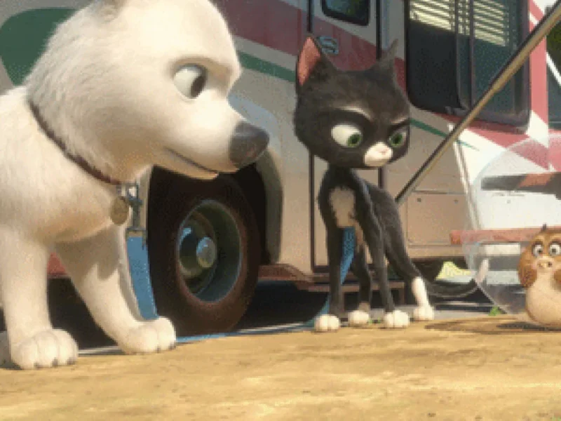 Image animée montrant un chien blanc, un chat noir et un cochon d'Inde marron debout devant un véhicule électrique, dans un décor extérieur ensoleillé.