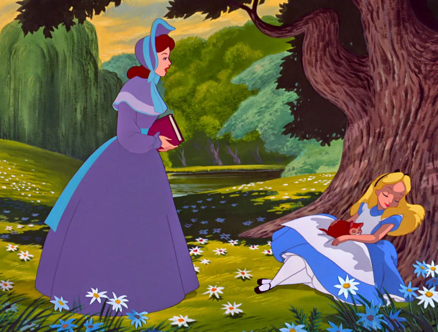Illustration tirée de "Alice au Pays des Merveilles" montrant une femme en robe bleue debout près d'un arbre, regardant une jeune fille en robe bleue, allongée dans l'herbe et lisant
