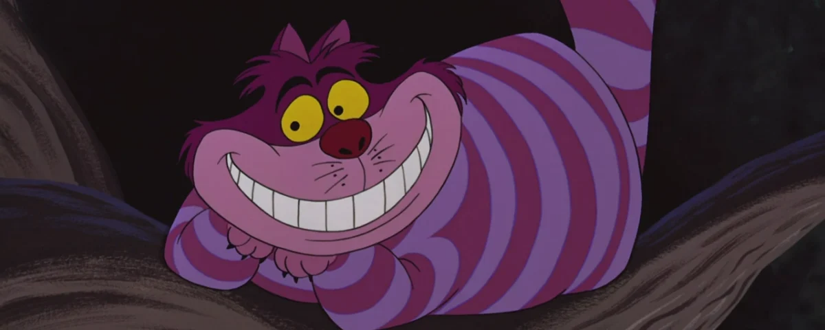 Le chat Cheshire de "Alice au Pays des Merveilles" sourit largement, montrant de grandes dents, avec des rayures violettes et roses et des yeux jaunes brillants, perché sur une branche d'arbre sombre.