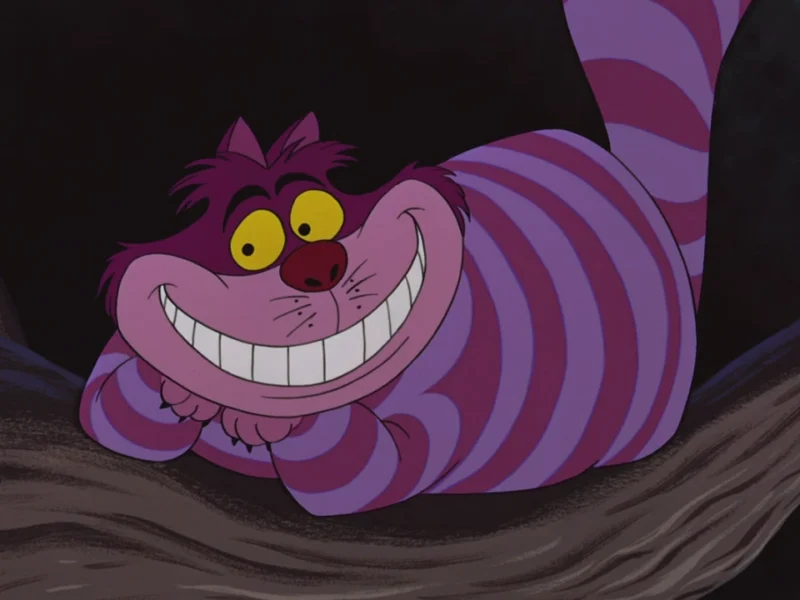 Le chat Cheshire de "Alice au Pays des Merveilles" sourit largement, montrant de grandes dents, avec des rayures violettes et roses et des yeux jaunes brillants, perché sur une branche d'arbre sombre.