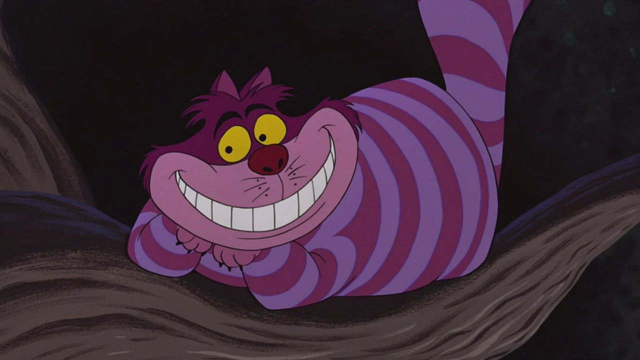 Le chat Cheshire de "Alice au Pays des Merveilles" sourit largement, montrant de grandes dents, avec des rayures violettes et roses et des yeux jaunes brillants, perché sur une branche d'arbre sombre.