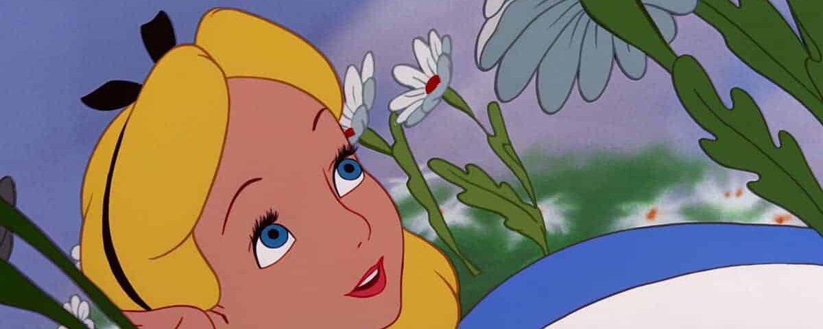 Image animée d'Alice d'Alice au pays des merveilles, allongée dans l'herbe et levant les yeux, avec de grandes marguerites et un ciel bleu en arrière-plan.