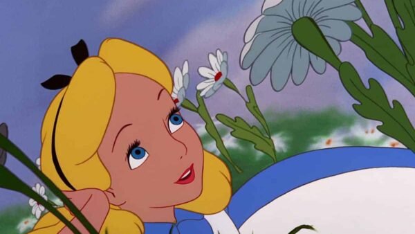 Image animée d'Alice d'Alice au pays des merveilles, allongée dans l'herbe et levant les yeux, avec de grandes marguerites et un ciel bleu en arrière-plan.
