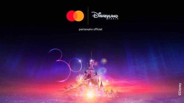 Image promotionnelle de Disneyland Paris présentant une scène nocturne lumineuse avec un château magique, des feux d'artifice colorés et "30" écrit dans une écriture lumineuse, célébrant le 30e anniversaire du parc.