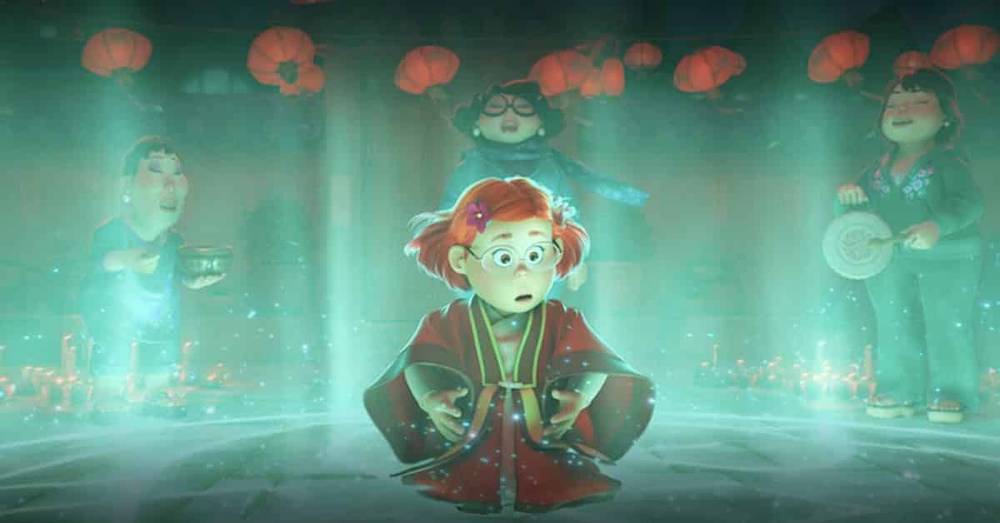 Une jeune fille a l’air surprise dans un décor magique avec des lanternes lumineuses flottant autour, debout devant d’autres enfants en tenue traditionnelle d’Alerte Rouge.