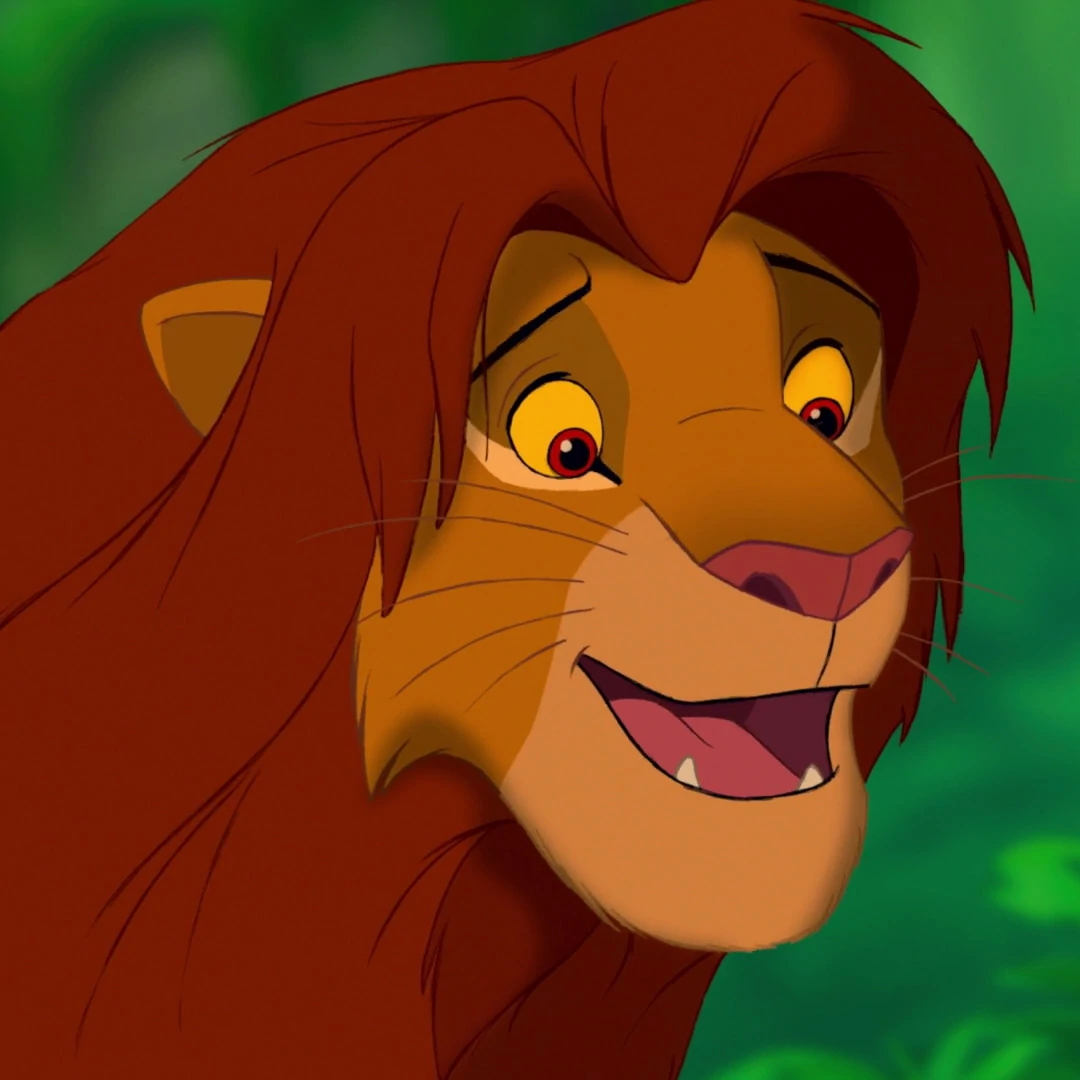 Une image en gros plan de Simba du Roi Lion, montrant son expression joyeuse avec un grand sourire, entouré d'un fond vert luxuriant qui évoque la nostalgie des années 90.