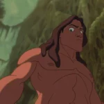 Tarzan, un personnage animé aux longs cheveux bruns coiffés de manière rétro, regarde attentivement devant lui sur un fond de jungle verte et luxuriante. Son expression est pleine d’inquiétude et de vigilance.