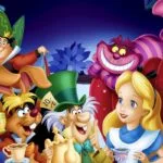 Illustration colorée de "Alice au Pays des Merveilles" mettant en vedette Alice et des personnages comme le Chapelier Fou, le Chat de Cheshire, le Lièvre de Mars et le Loir, réunis joyeusement avec te