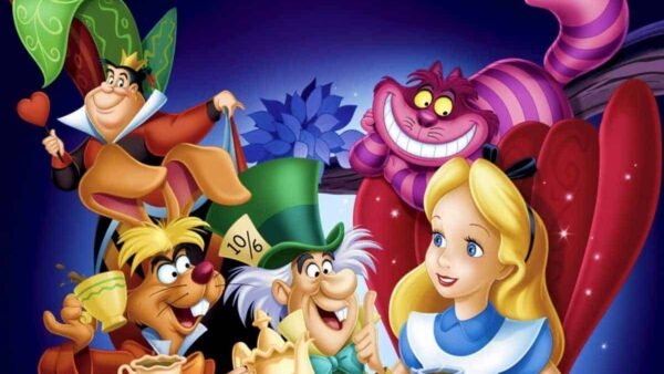 Illustration colorée de "Alice au Pays des Merveilles" mettant en vedette Alice et des personnages comme le Chapelier Fou, le Chat de Cheshire, le Lièvre de Mars et le Loir, réunis joyeusement avec te