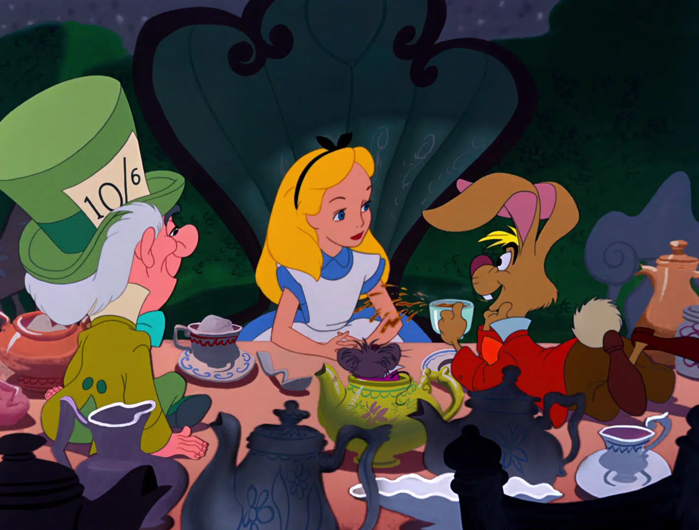 Alice rejoint le Chapelier Fou et le Lièvre de Mars pour une soirée thé fantaisiste dans un décor forestier coloré, entourée de théières et de tasses, dans une scène d'« Alice au pays des merveilles ».