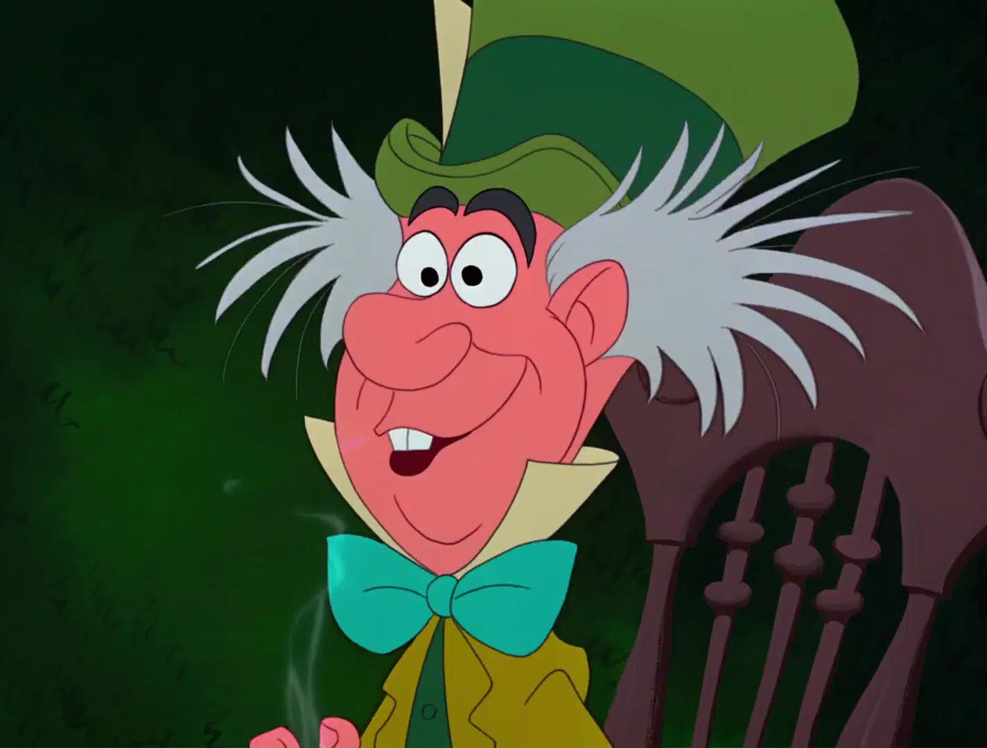 Un personnage animé avec des cheveux blancs sauvages, un chapeau vert et un nœud papillon turquoise, souriant largement sur un fond sombre et feuillu rappelant Alice au pays des merveilles.
