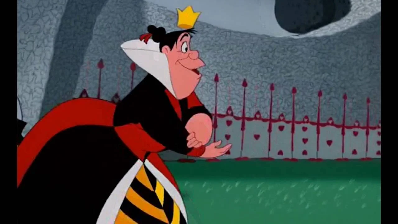 Image animée de la reine de cœur d'Alice au Pays des Merveilles d'Alice devant un mur de château, tendant les bras avec impatience avec une expression mécontente.