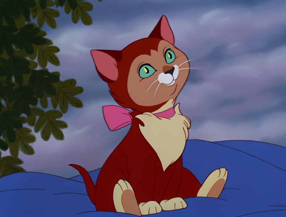 Une illustration de Dinah le chat de « Alice au pays des merveilles » de Lewis Carroll, avec une fourrure rouge vif et un nœud rose, assis sur fond de ciel nocturne.