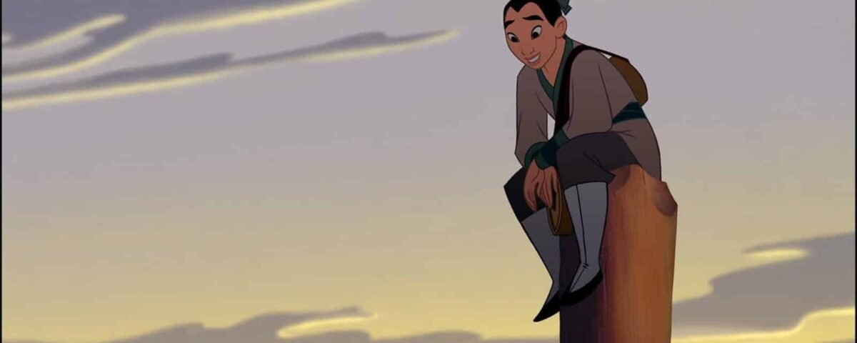 Personnage animé Mulan, stylé à la mode des années 1990, assis sur un poteau en bois, souriant, avec un coucher de soleil en arrière-plan.