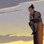 Personnage animé Mulan, stylé à la mode des années 1990, assis sur un poteau en bois, souriant, avec un coucher de soleil en arrière-plan.