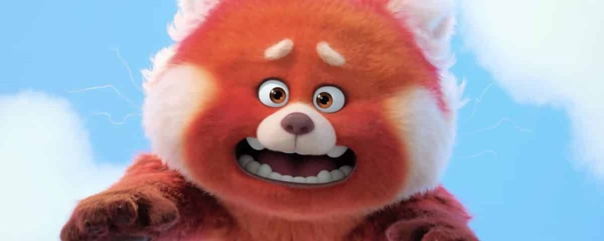 Une image vibrante d'un personnage de dessin animé de panda roux moelleux avec de grands yeux et une expression excitée, tendant la main, sur un fond de ciel bleu clair, intitulée « Alerte Rouge.