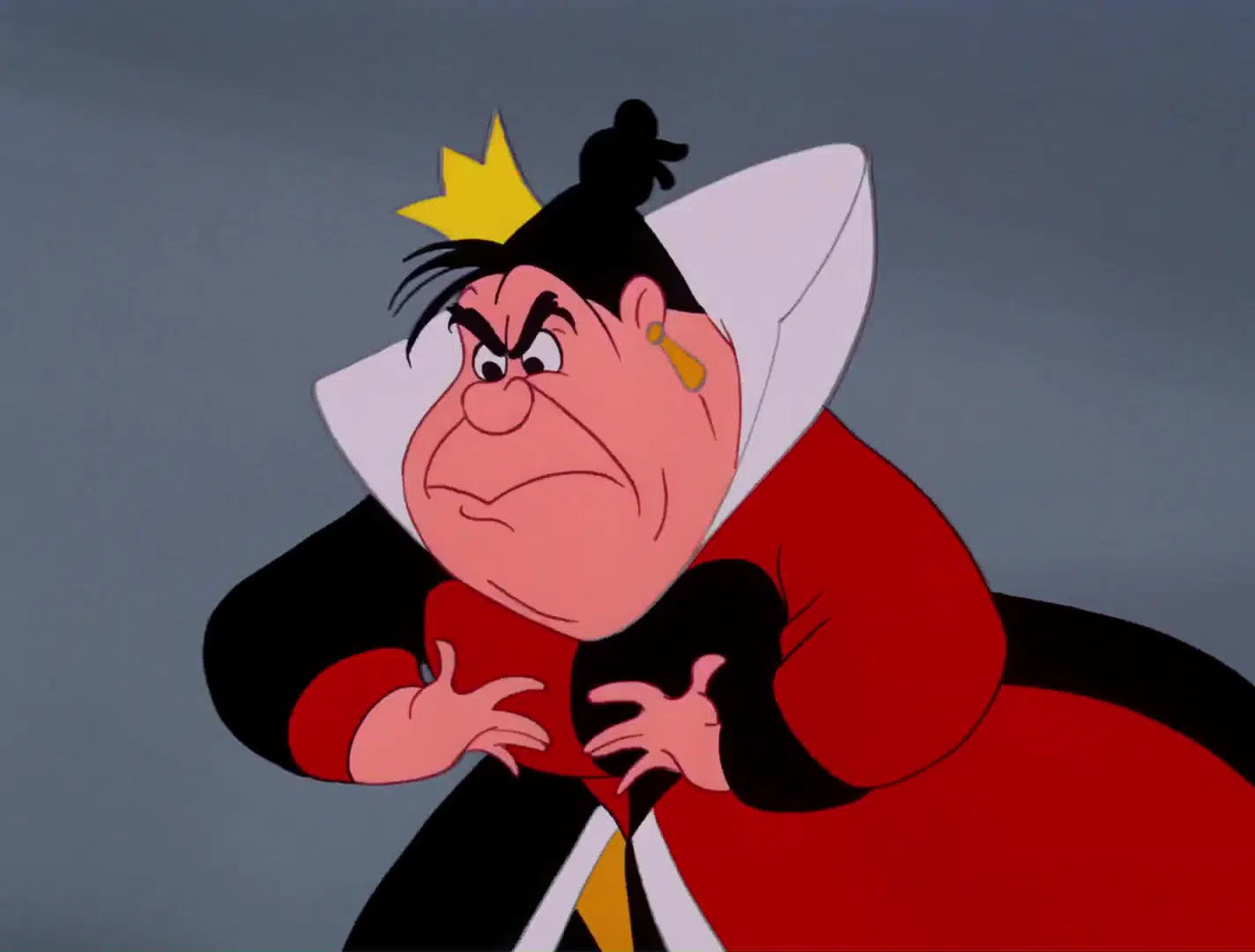 Illustration de la reine d'« Alice au pays des merveilles », l'air en colère avec sa couronne de travers ; elle porte sa cape emblématique noire et rouge avec un col blanc.