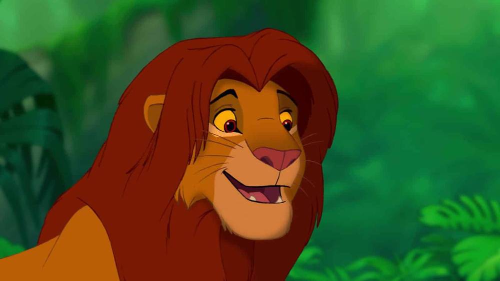 Image animée de Simba de "Le Roi Lion" avec un doux sourire, sur fond de jungle verdoyante.