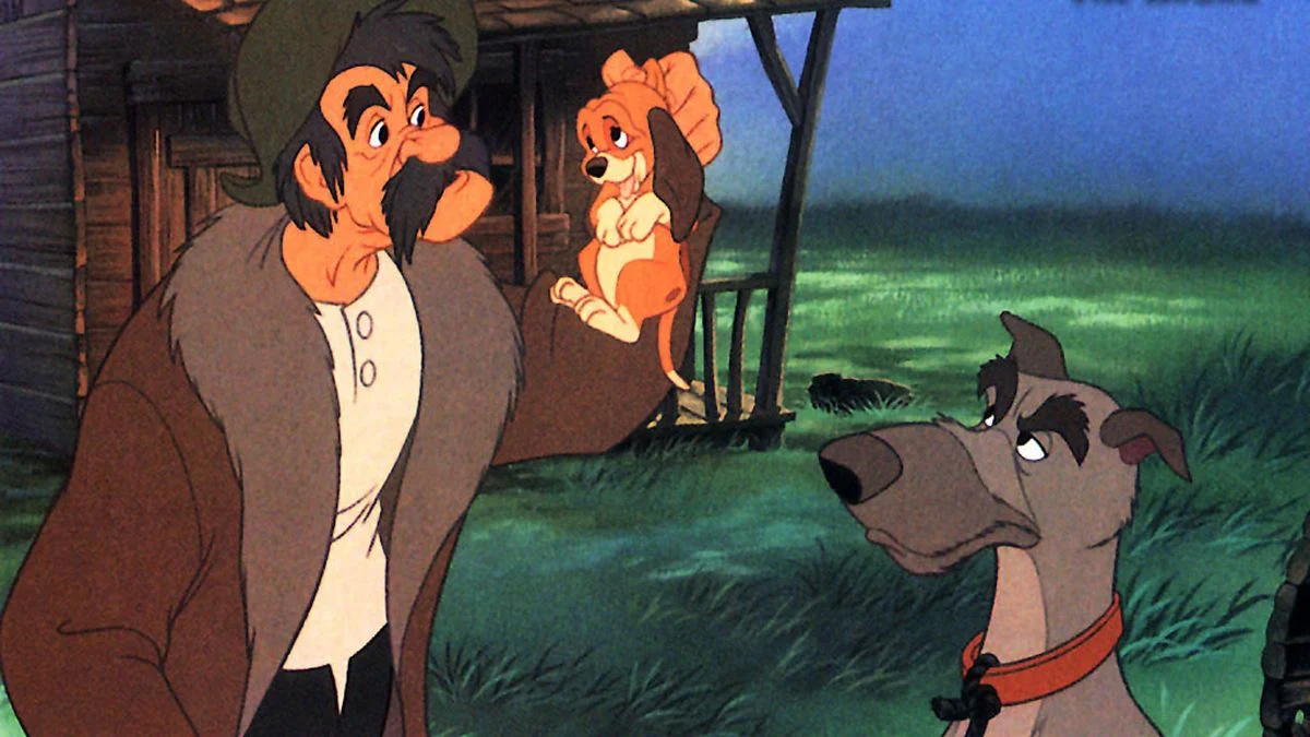 Une scène de film d'animation mettant en scène un homme âgé barbu parlant à un petit renard orange assis sur une structure en bois, avec un grand chien gris qui le regarde attentivement.