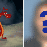 Une image divisée représentant un dragon de dessin animé avec une expression comique à gauche, probablement en attente de doublage, et une image floue avec un point d'interrogation à droite, indiquant une incertitude ou un anonymat.