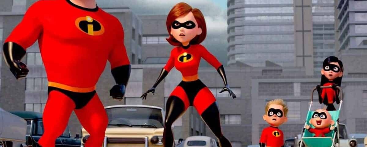 Image animée : la famille Les Indestructibles, vêtue de tenues rouges de super-héros et de masques noirs, se tient héroïquement dans une rue de la ville, avec des immeubles en arrière-plan.