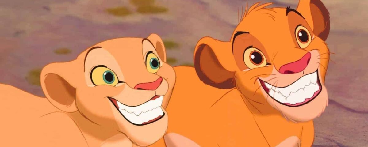 Deux lionceaux animés du Roi Lion, l'un avec une fourrure plus claire et l'autre avec une fourrure dorée, souriant et levant les yeux avec enthousiasme dans un fond de style dessin animé Disney.