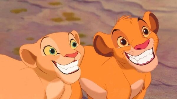 Deux lionceaux animés du Roi Lion, l'un avec une fourrure plus claire et l'autre avec une fourrure dorée, souriant et levant les yeux avec enthousiasme dans un fond de style dessin animé Disney.