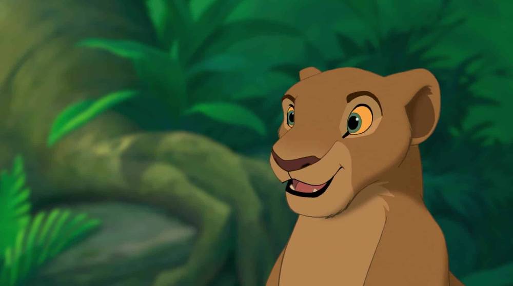 Une lionne animée avec une expression amicale du « Roi Lion » de Disney se dresse au milieu du feuillage vert luxuriant de la jungle.