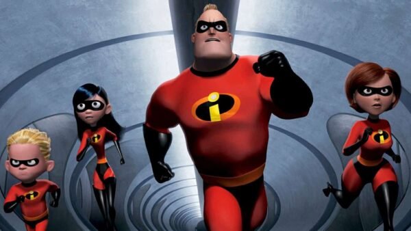 La famille Les Indestructibles, vêtue de tenues rouges de super-héros, se tient en toute confiance dans un tunnel métallique, prête à l'action. M. Incroyable mène, avec Elastigirl, Violet, Dash et