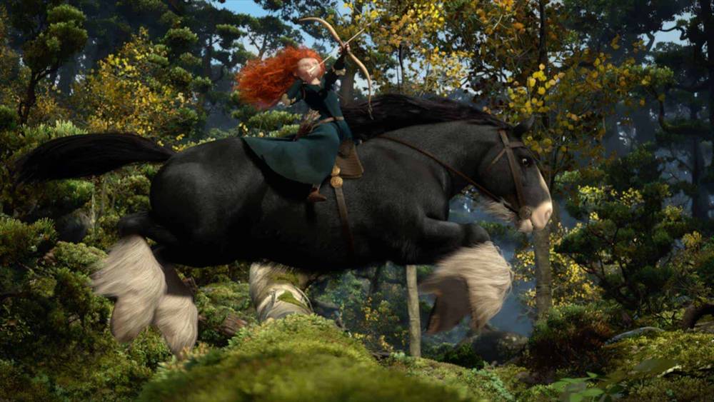 Une image animée représentant une jeune femme aux cheveux roux flamboyants chevauchant un majestueux cheval noir à travers une forêt verdoyante et luxuriante. Elle brandit un arc et des flèches, prête à tirer comme une vraie Rebelle.