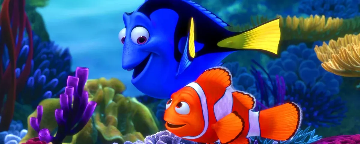 Dory, un poisson bleu, et Nemo, un poisson-clown du film Pixar "Le Monde de Nemo", personnages animés, nageant à travers un récif de corail sous-marin vibrant, rempli de