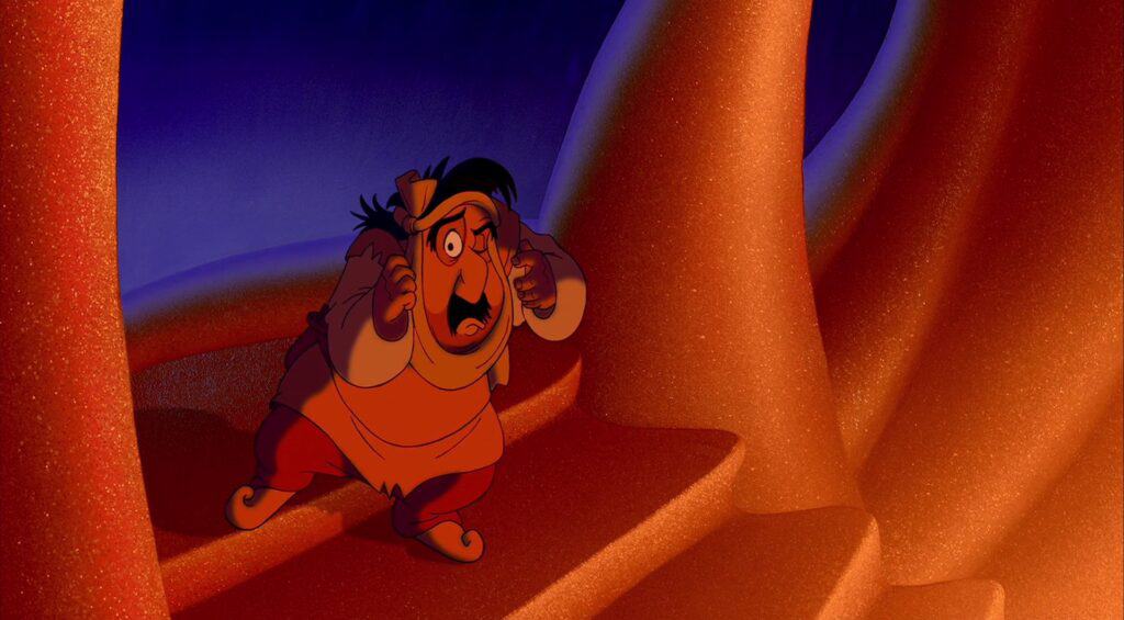 Personnage animé avec une expression surprise regardant à travers les rideaux entrouverts dans une scène spectaculaire éclairée en rouge et orange, soulignant un moment de découverte ou d'intrigue dans un décor sur le thème d'Aladdin.