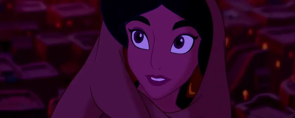 Le personnage animé Jasmine, de « Aladdin », est vêtu d'un châle beige avec en toile de fond les lumières de la ville d'Agrabah la nuit ; elle semble contemplative et déterminée.