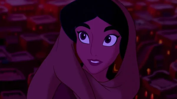 Le personnage animé Jasmine, de « Aladdin », est vêtu d'un châle beige avec en toile de fond les lumières de la ville d'Agrabah la nuit ; elle semble contemplative et déterminée.