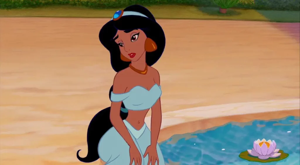 La princesse Jasmine, de « Aladdin » de Disney, s'agenouille près d'un étang d'eau avec un lotus en fleurs, portant sa tenue bleue emblématique et son bandeau, l'air pensive.