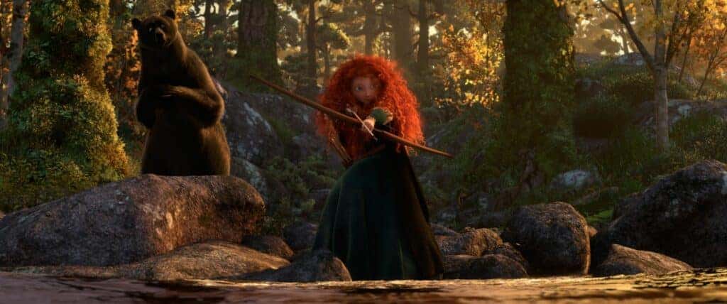 Image tirée d'un film d'animation montrant un jeune archer rousse avec un arc, vêtu d'une robe de créateur vert foncé, debout au bord d'un ruisseau dans une forêt. Derrière elle se tient un grand noir