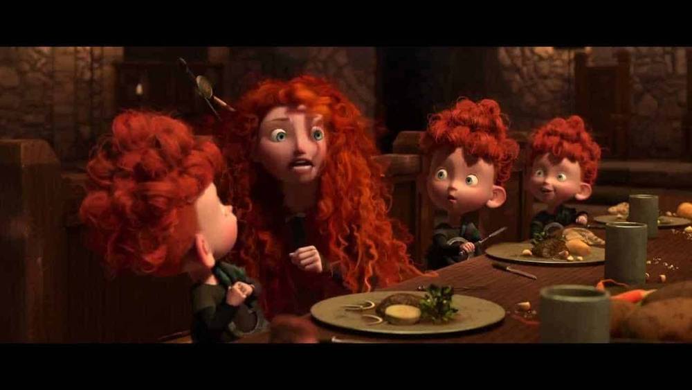 Une jeune fille surprise aux cheveux roux bouclés est assise à une table avec trois jeunes enfants, également aux cheveux roux, dans une cuisine confortable et faiblement éclairée de style médiéval qui rappelle des scènes de "Reb