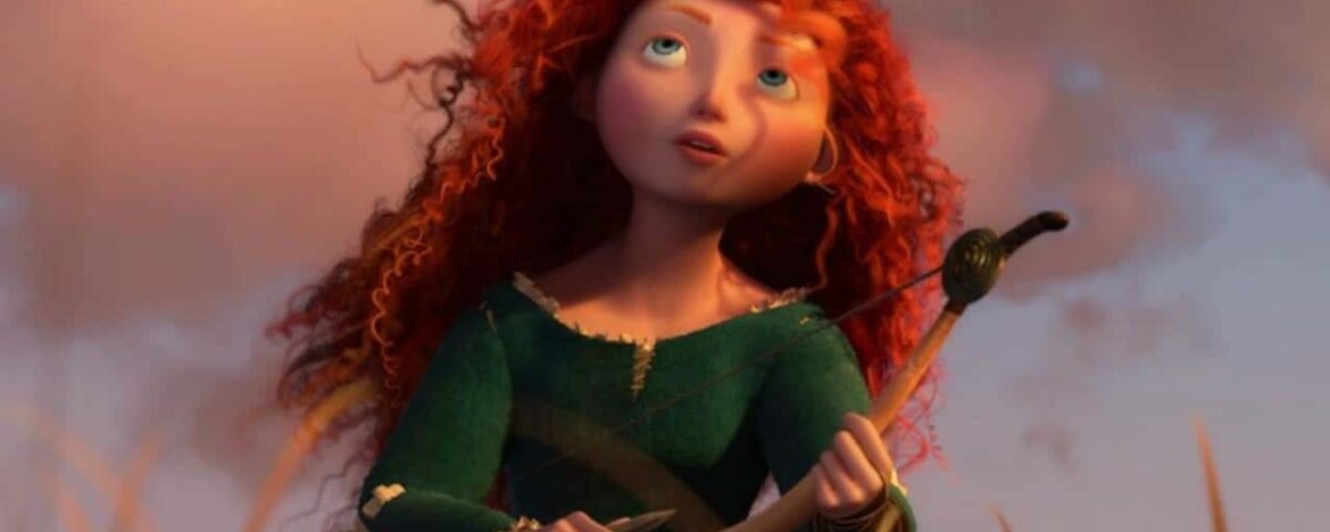 Image animée d'une jeune fille aux cheveux roux bouclés et aux yeux bleus, vêtue d'une robe verte, tenant un nœud, intitulée "Rebelle", regardant pensivement vers le haut sur un fond naturel flou.