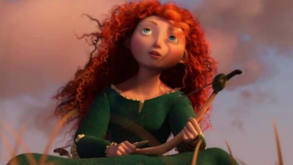 Image animée d'une jeune fille aux cheveux roux bouclés et aux yeux bleus, vêtue d'une robe verte, tenant un nœud, intitulée "Rebelle", regardant pensivement vers le haut sur un fond naturel flou.