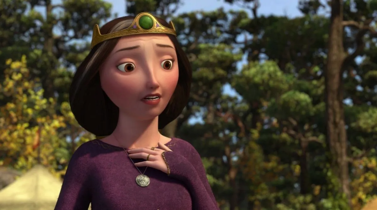 Une jeune reine animée à l'expression inquiète, vêtue d'une robe violette et d'une couronne d'or, se tient dans le décor forestier enchanteur de "Rebelle.