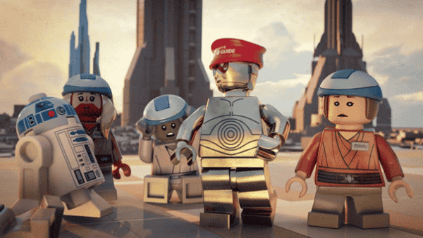 Figurines Lego Star Wars, dont r2-d2 et c-3po, sur une surface sablonneuse avec des bâtiments futuristes en arrière-plan sous un ciel nuageux.