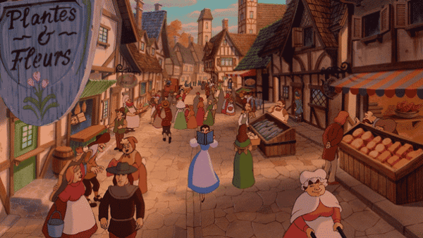 Une scène de village médiéval animée en Alsace avec des citadins animés faisant leurs courses le long d'une rue bordée d'étals de marché vendant des fruits et des fleurs, avec des bâtiments pittoresques à colombages.