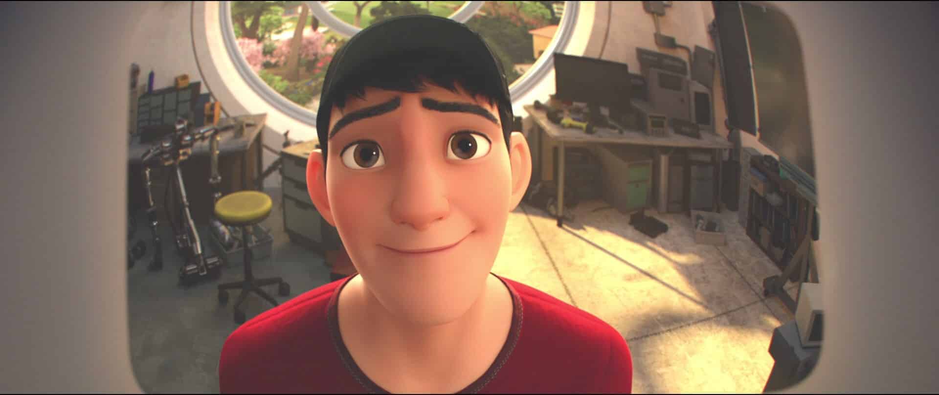 Image en gros plan d'un jeune personnage masculin souriant du film d'animation Disney "Les Nouveaux Héros" aux cheveux noirs, vu du point de vue d'une fenêtre arrondie.